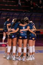 篮球CBA球队对阵激烈，比分胶着